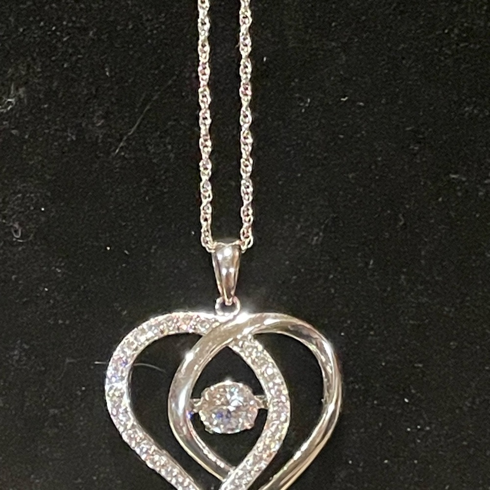 Elegant Silver Heart Pendant Necklace - Picture 2 of 6